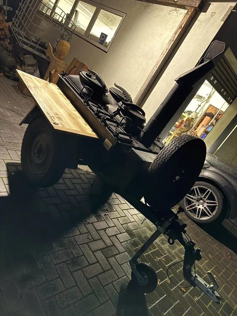 Alte Flamme Gulaschkanone mit Kesseln