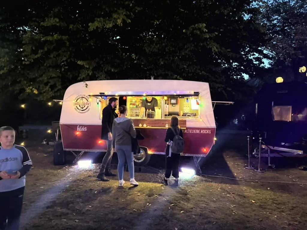 Alte Liebe bei einer Abendveranstaltung