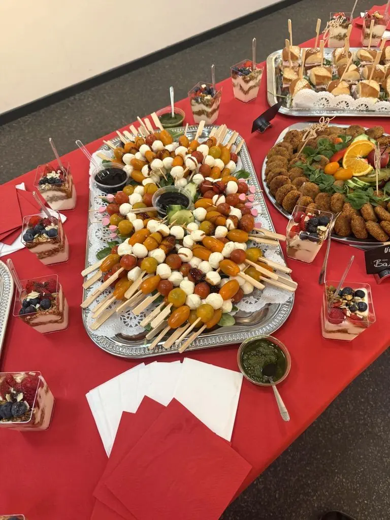 Cateringplatte mit Tomate-Mozzarella-Spießen und Falafel