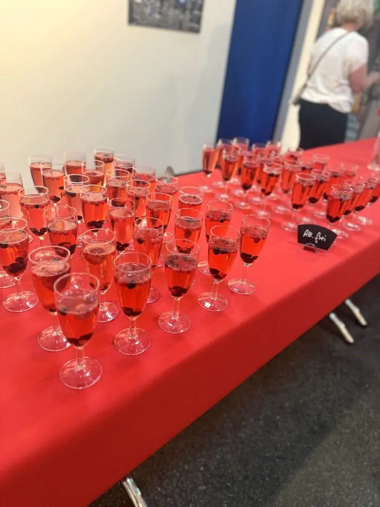 Viele rote Aperitifgläser auf einem Catering-Tisch
