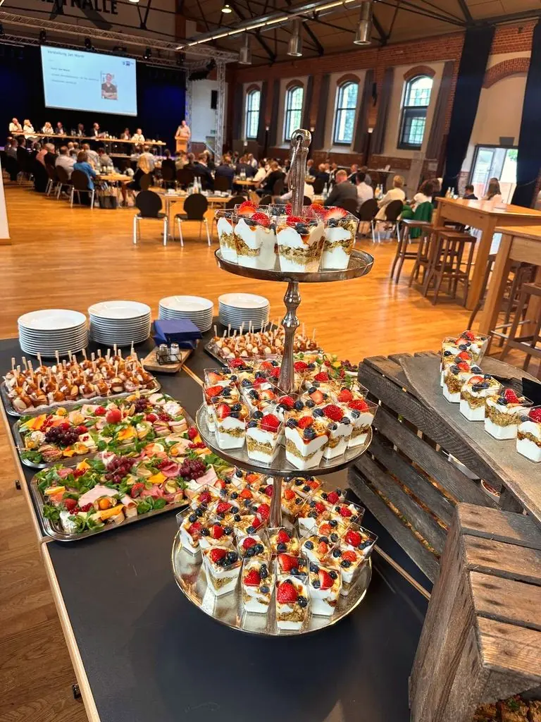 Dessert-Etagere und Buffet bei einer Veranstaltung