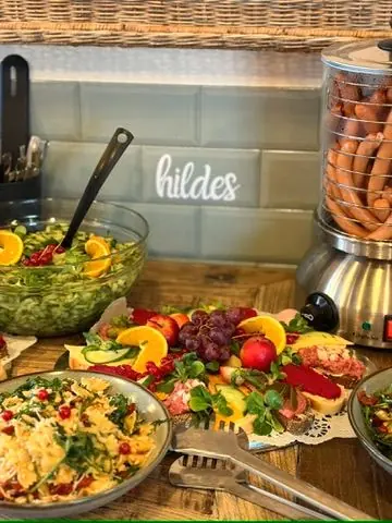 Cateringplatten vor hildes Logo im Café