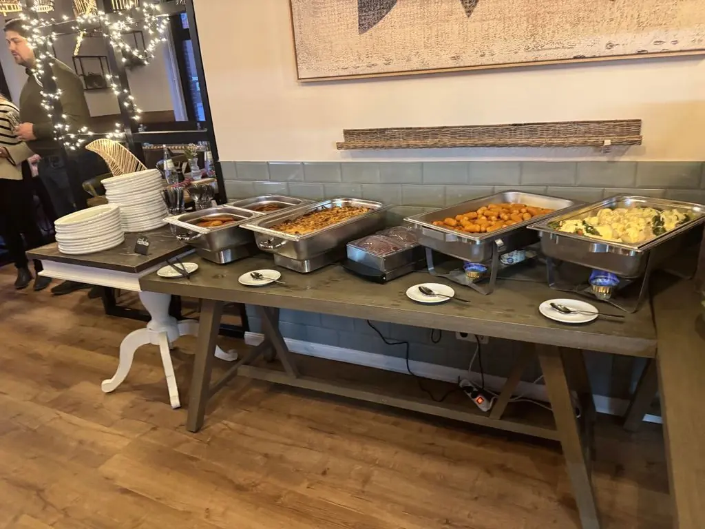 Warmes Buffet mit Chafing Dishes im hildes