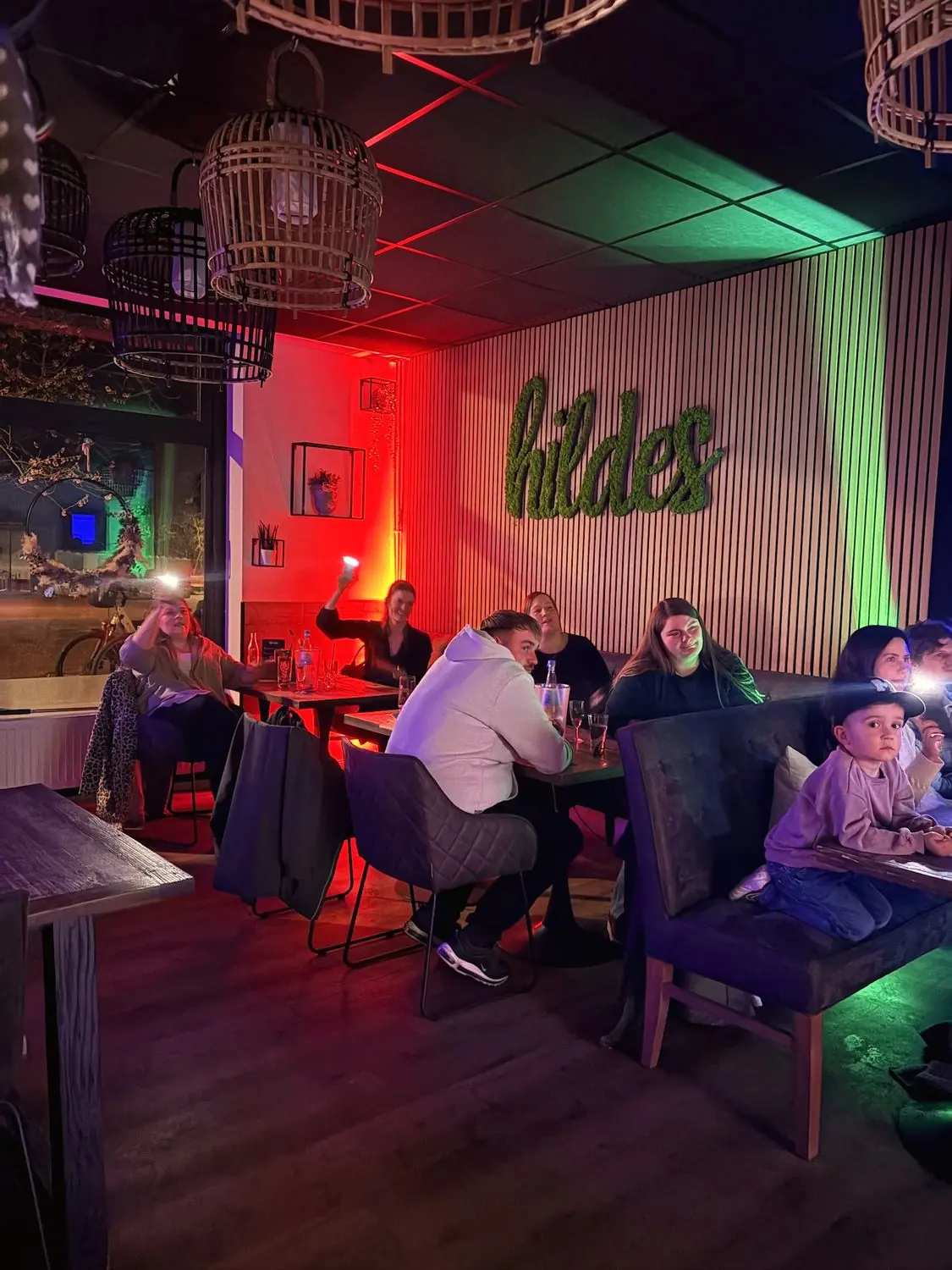 Abendveranstaltung im hildes mit farbigem Licht