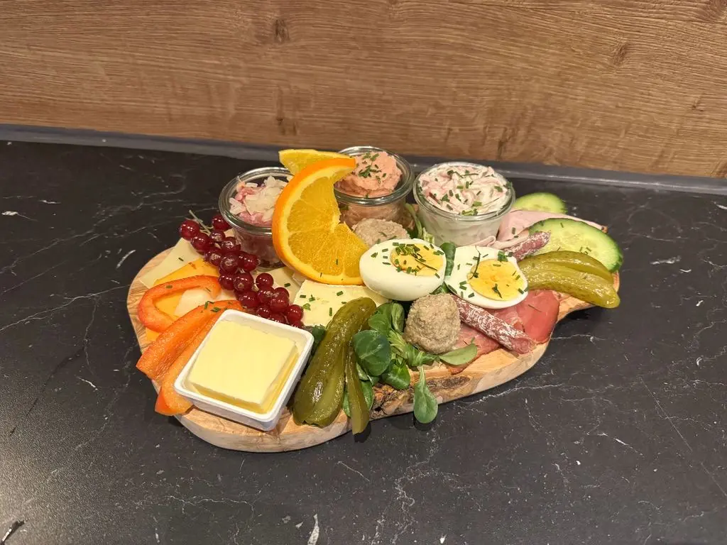 Reich belegtes Frühstücksbrett
