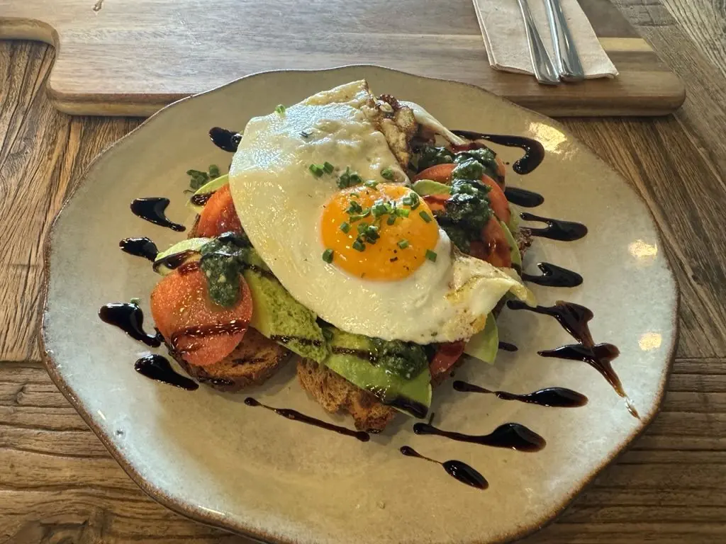 Herzhafter Toast mit Ei und Avocado