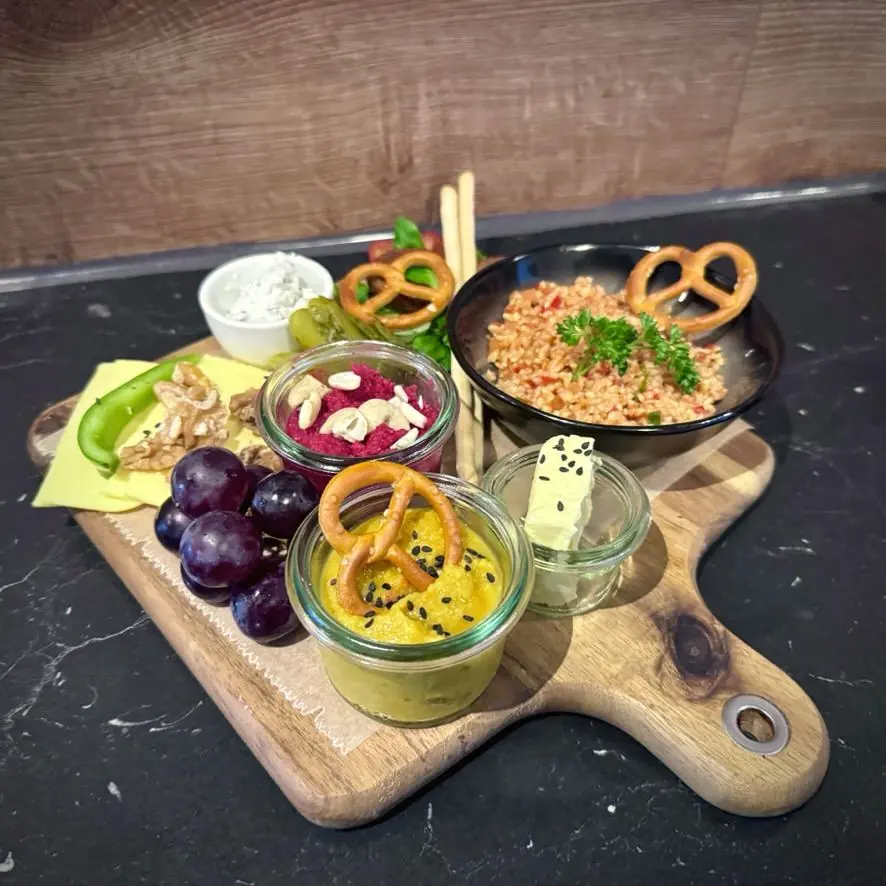 Vegetarisches Brett mit Dips und Käse