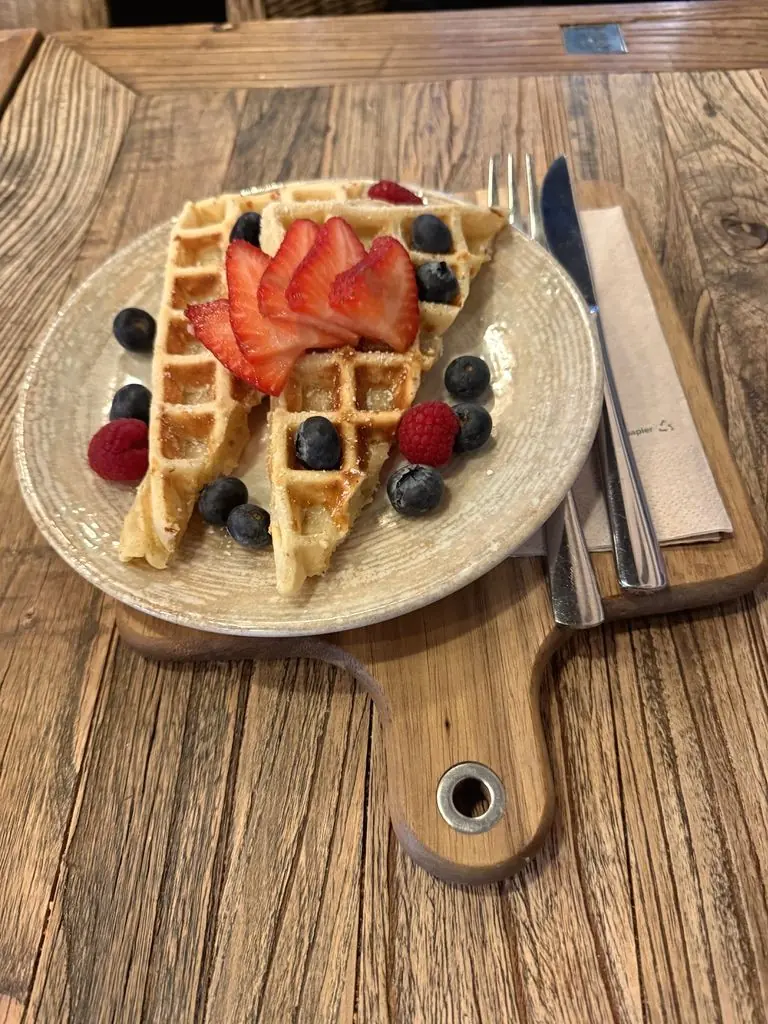 Waffeln mit frischen Beeren