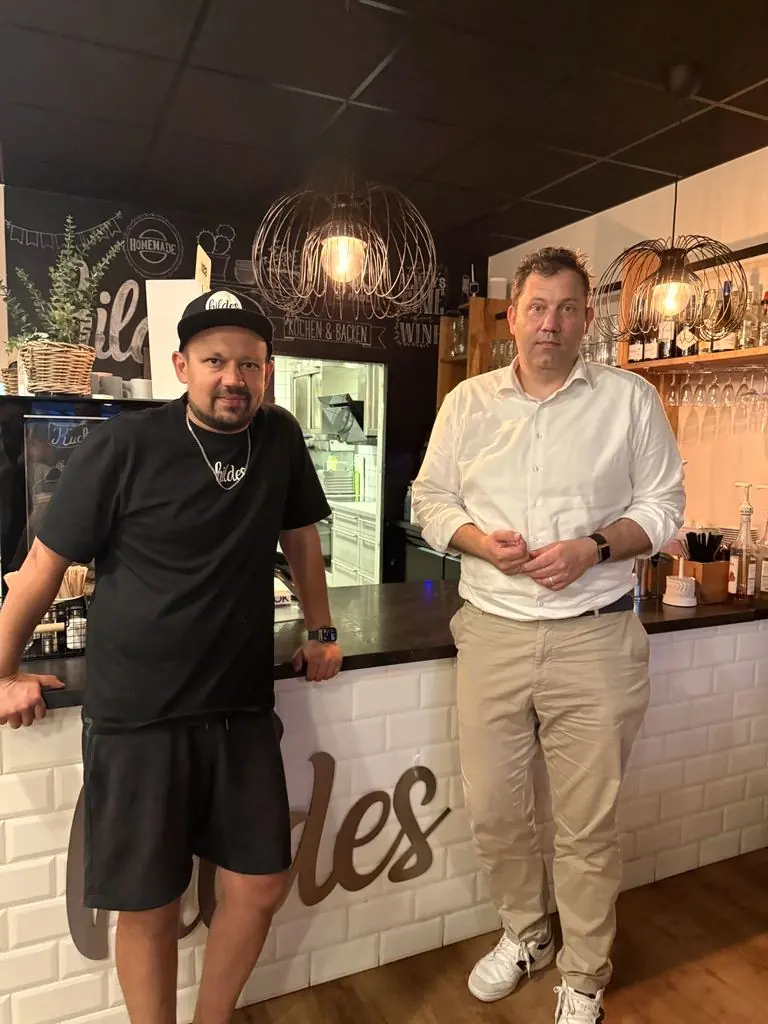 Gast im hildes Café an der Theke
