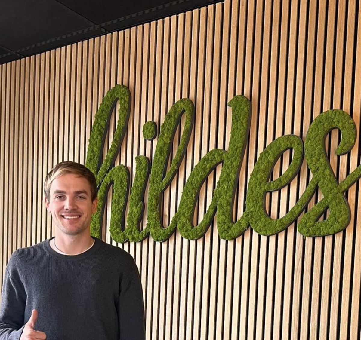 Gast vor dem hildes Schriftzug