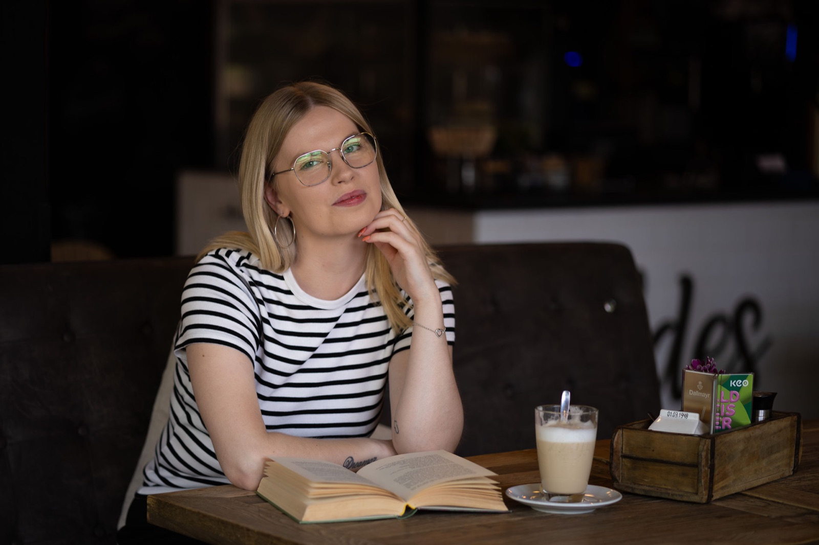 Gast mit Kaffee und Buch im hildes Cafe