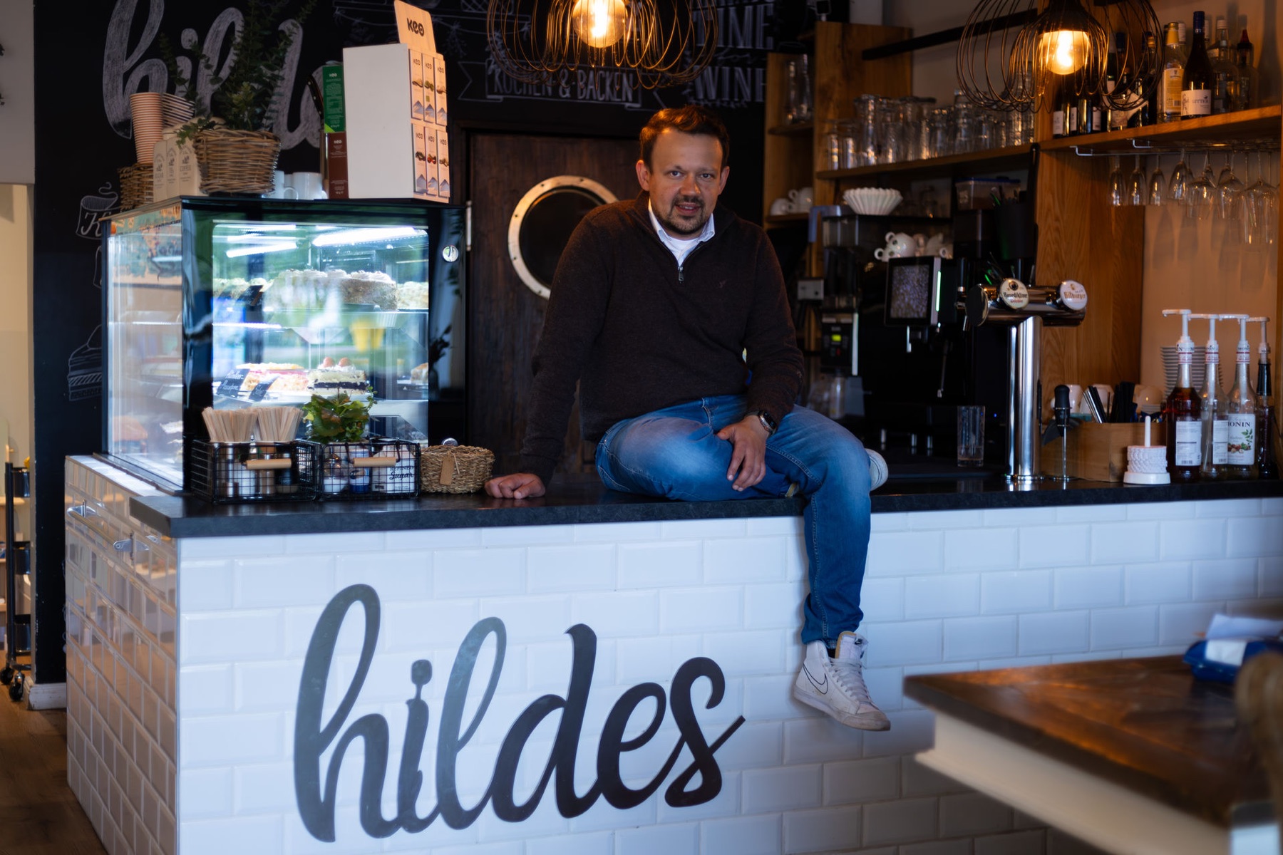 Gastgeber an der hildes Theke